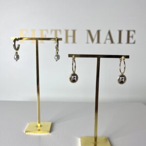 FIFTH MAIE Cut-Out Logo Oorbel – Subtiele Statement Sieraad voor Elke Dag