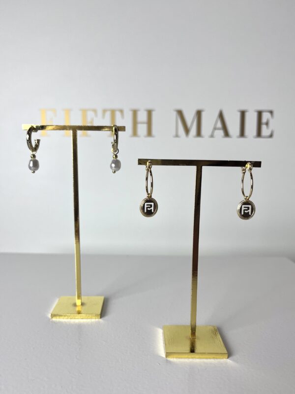FIFTH MAIE Cut-Out Logo Oorbel – Subtiele Statement Sieraad voor Elke Dag